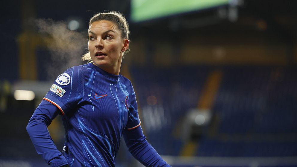 Johanna Rytting-Kaneryd på Stamford Bridge i Chelseas blåa matchtröja, underställströja och svart handskar.