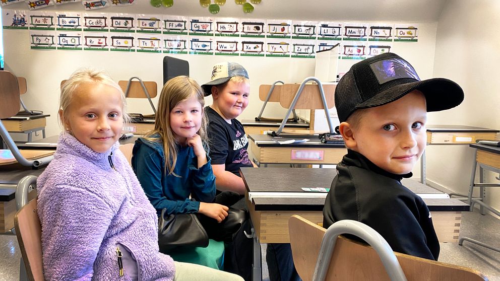 Fyra elever i årskurs 2 på Skogsbo skola i Avesta sitter i ett klassrum.