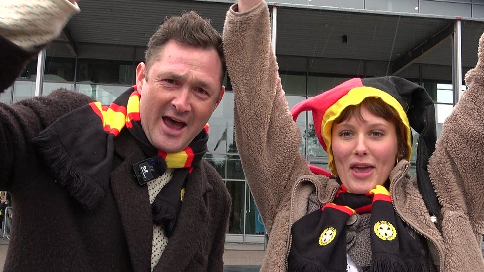 Brynässupportrarna Tom och Asta Sjöstedt med armarna i luften utanför Brynäs hemmaarena.