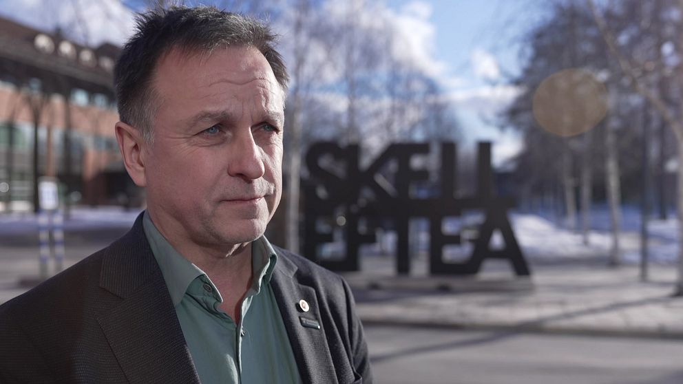 Lorents Burman står utanför statyn ”Skellefteå”