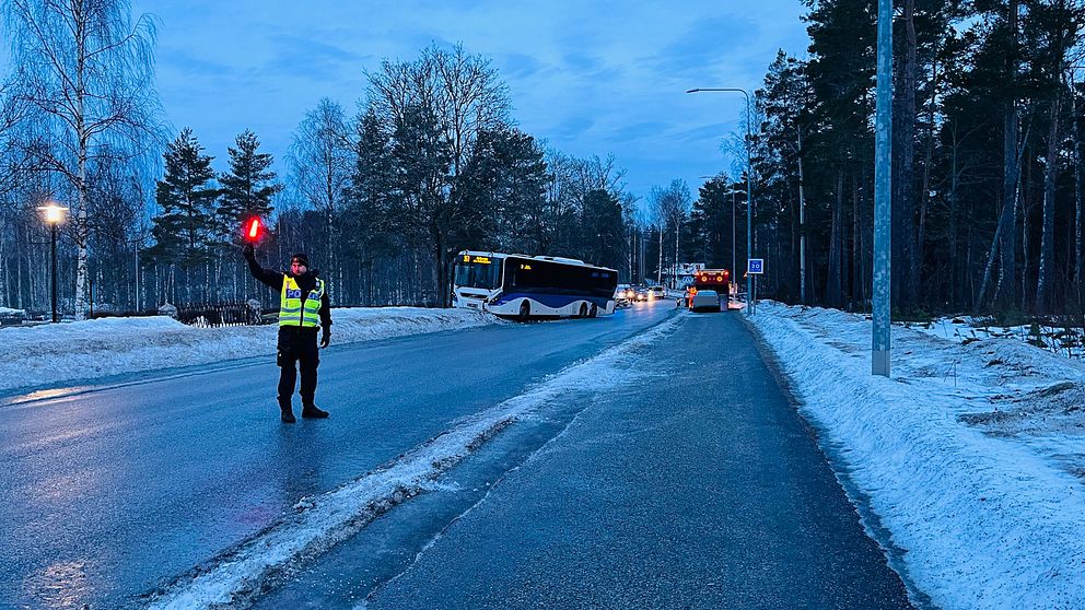 Polis dirigerar trafik efter en olycka.