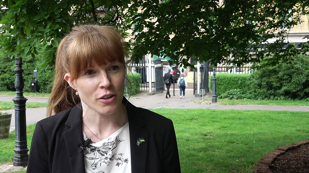 Centerpartiets primärvårdsregionrådet Christine Lorne intervjuas i en park.