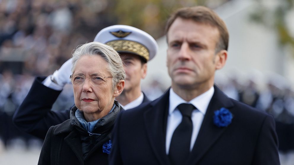 Élisabeth Borne och Emmanuel Macron vid en ceremoni