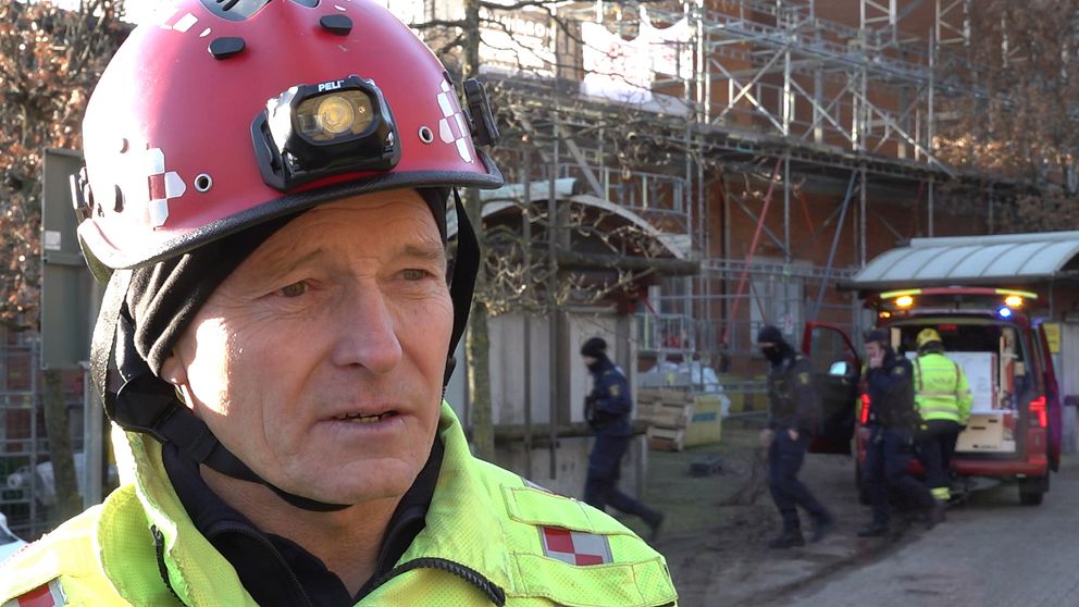 Räddningsledaren Magnus Rydberg står utanför Hallands sjukhus i Halmstad.