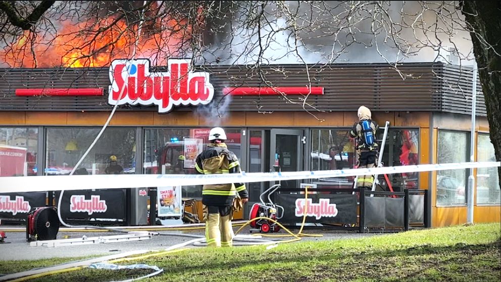 Brandmän som kämpar mot lågorna på restaurangen.