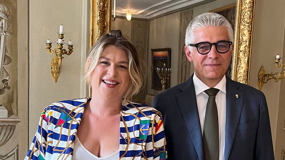 Linnea Henriksson från Halmstad på bild med landshövding och före detta rikspolischefen Anders Thornberg när hon prisas av Länsstyrelsen i Halland.