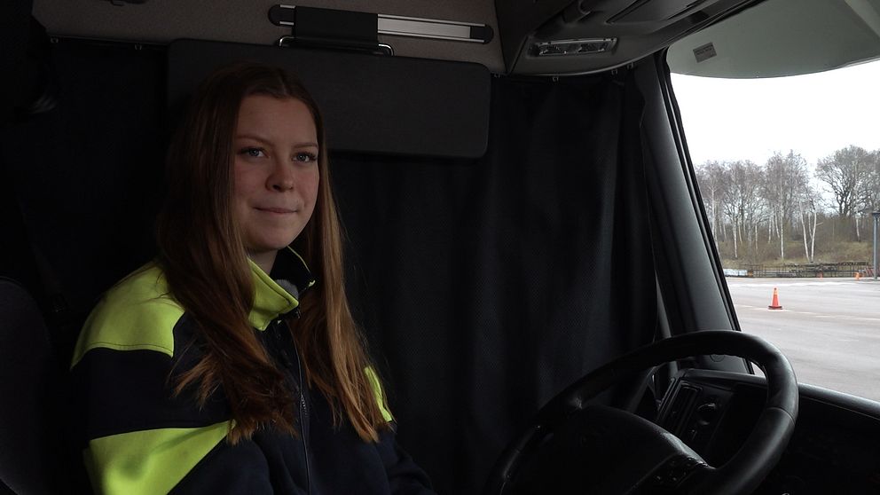 Melina Gustavson, 18, utbildar sig inom åkeri på Kristinehedsgymnasiet i Halmstad – här sitter hon inne i hytten på en lastbil iklädd gulsvart tröja