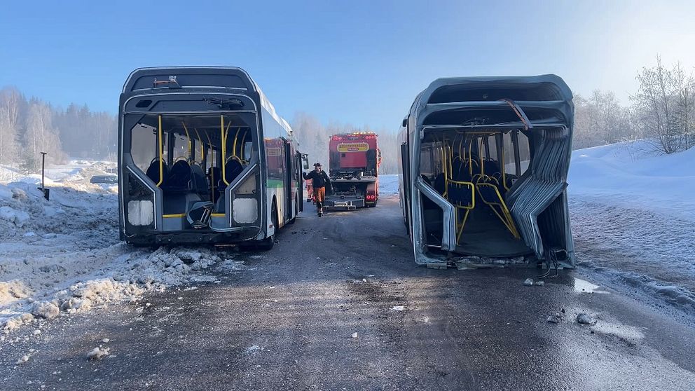 En ledbuss som gått av på mitten vid en trafikolycka i Sundsvall i februari 2024