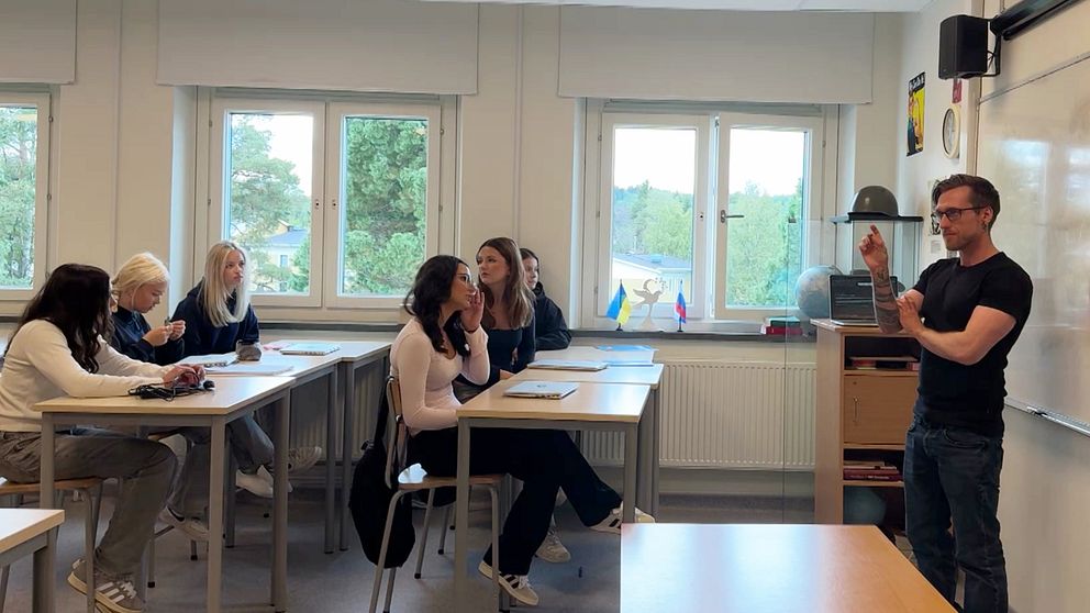 Ett klassrum med lärare och elever på Finnbacksskolan i Lycksele.