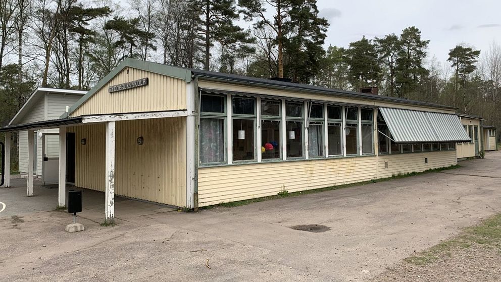 Bild på en skola i gult trä.