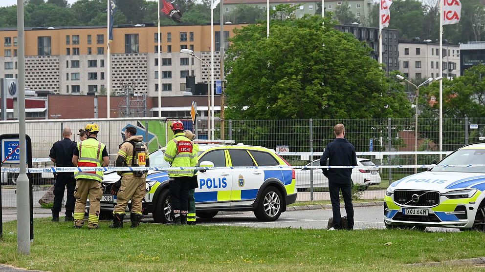 Polis och räddningstjänst på plats vid avspärrningarna i Kallebäck.