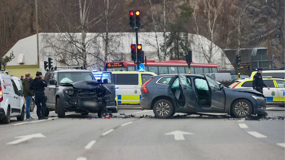 Två krockade bilar på Södermalm, centrala Stockholm.