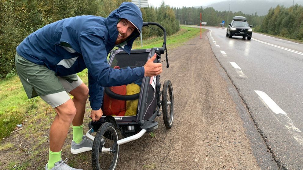 Äventyraren Stefan Santifaller från Italien står intill väg 45 mot Jokkmokk