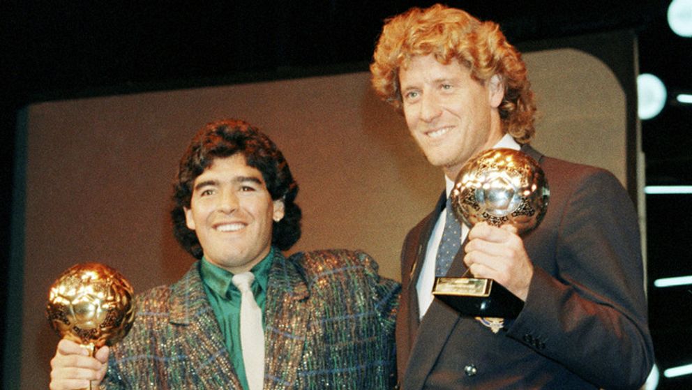 Diego Maradona med den pokal som ska gå på auktion i Paris om en månad. Cirkeln sluts eftersom Maradona mottog den i just Paris i november 1986. Västtysklands målvakt Harald Schumacher fick också en utmärkelse.