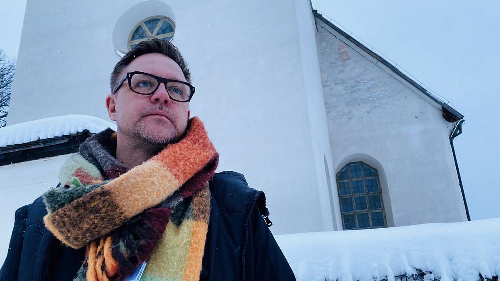 Fredrick Federley står framför en kyrka