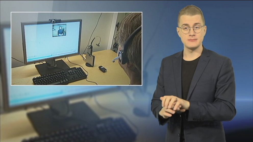 Nyhetsankare Magnus i svart kavaj och han tecknar diskriminering. Bilden bredvid honom ser man en dator och en person som har headset och har ett videosamtal.