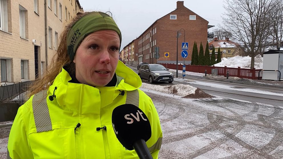 Kvinna framför gatan med bil som kör