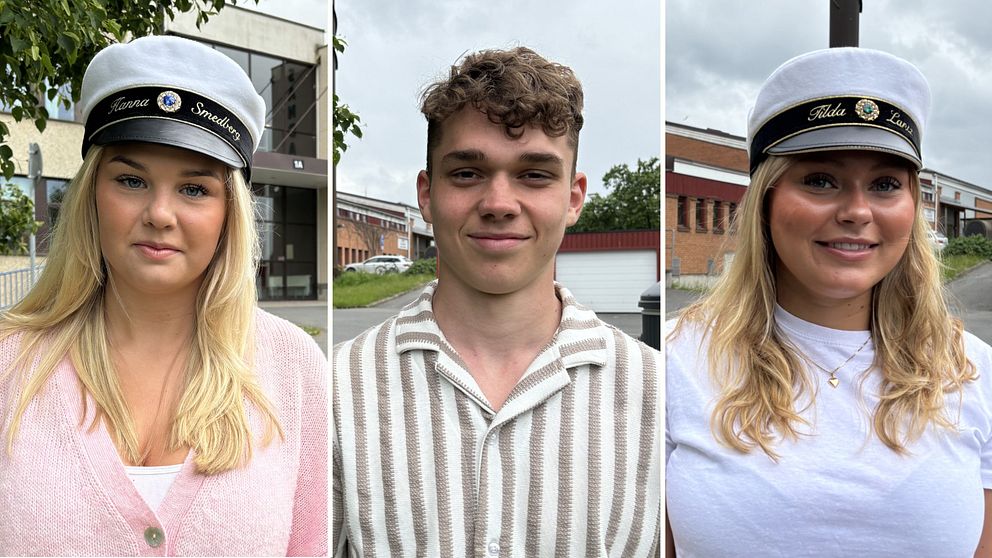 Tre ungdomar Hanna Smedberg, Kalle Öholm och Tilda Lantz utanför Sandagymnasiet. Hanna och Tilda har på sig studentmössor och Kalle har en randig skjorta.