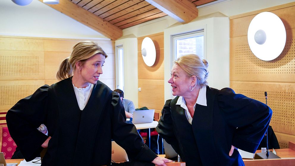 Marianne Djupesland (till vänster)  och Marthe Stömner Smestad under vid dagens förhandling mot Anders Besseberg i Buskeruds tingsrätt.