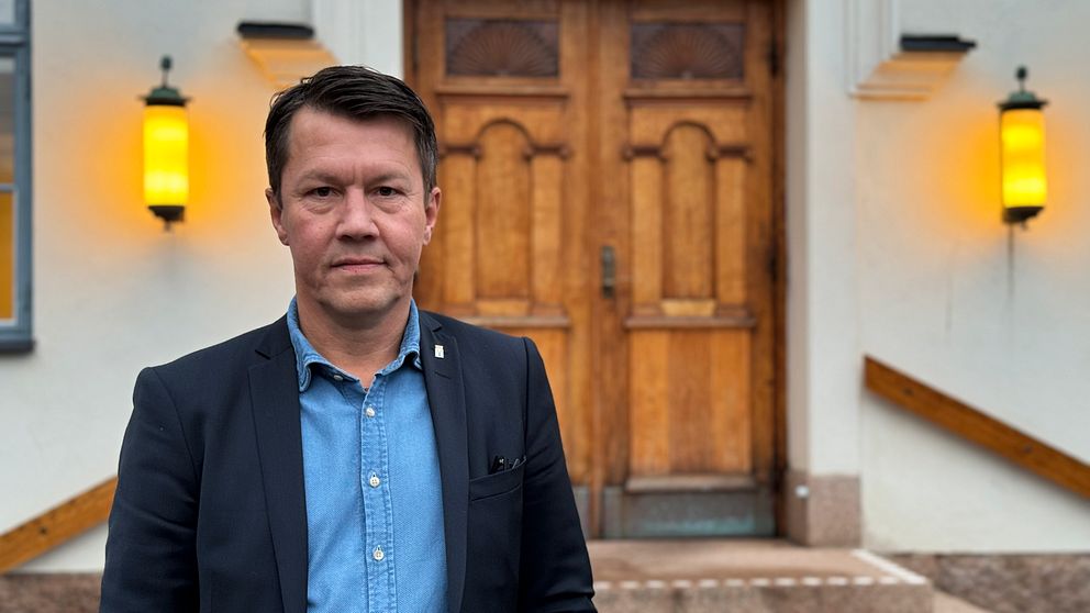 Tord du Rietz, kommundirektör Eksjö, står framför Stadshuset.