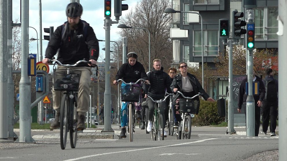 Cyklister åker på cykelbana i Örebro