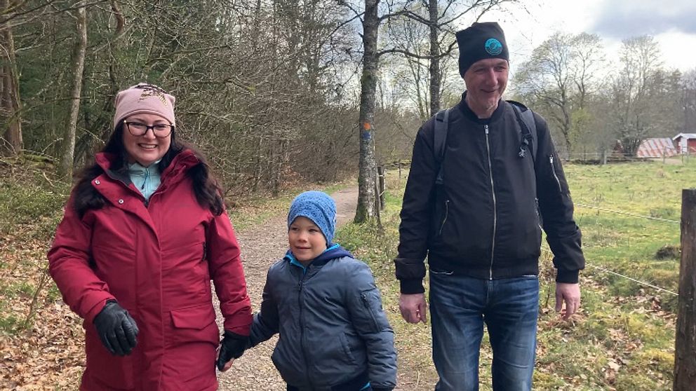 Familjen Balogh-Voss går framför en tom hage på väg mot Danska fallet