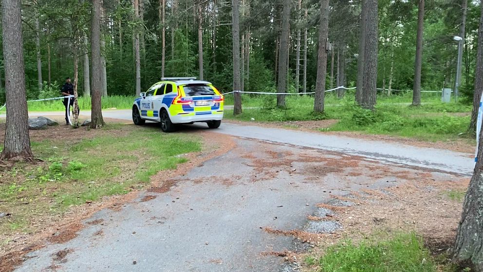 Polisavspärrningar och en polisbil vid en gång- oc Morö Backe Skellefteå i juli 2022.