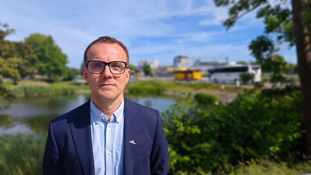 Mattias Ask, trafikdirektör på KLT med centralstationen i Kalmar i bakgrunden
