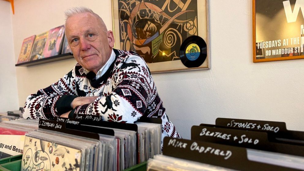 Ulf Gredander i sin vinylbutik.