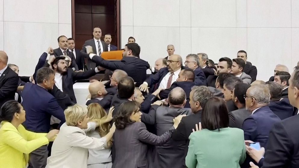 Här slåss politiker i Turkiets parlament.