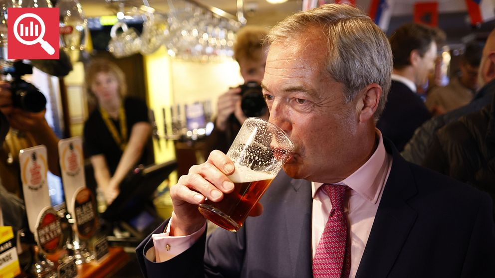 Nigel Farage dricker en öl.