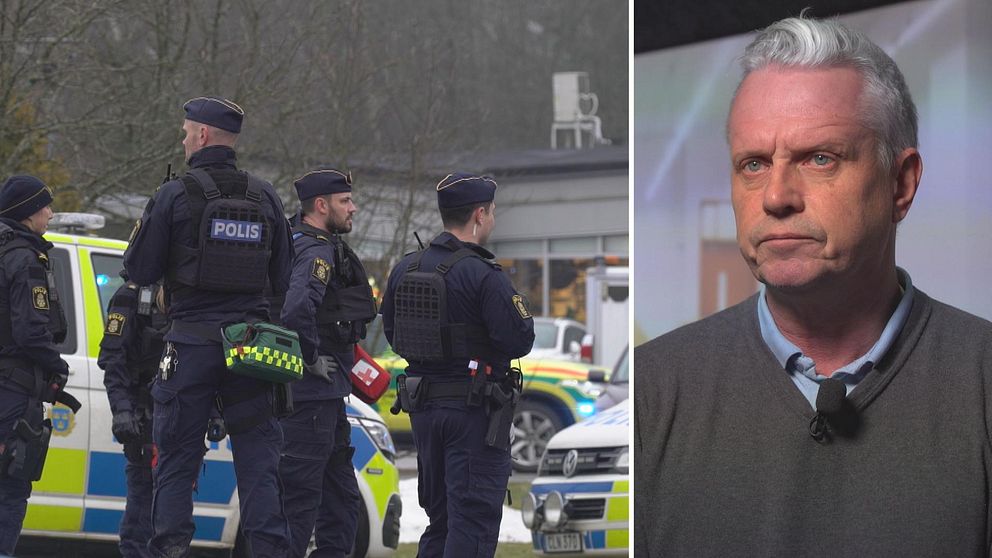 Poliser står samlade vid sidan av en väg bredvid flera parkerade polisfordon. I bakgrunden syns byggnader och ett trädigt område. Bilden är delad; den högra delen visar en person med grått hår i en studio.