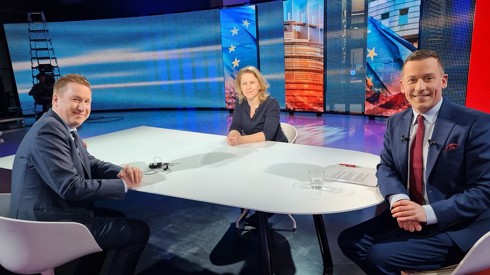 EU-korrespondenterna Rikhard Husu, Yle, och Sigrid Melchior, Dagens Nyheter, tillsammans med SVT:s programledare Marcus Carlehed i EU-parlamentet i Bryssel.