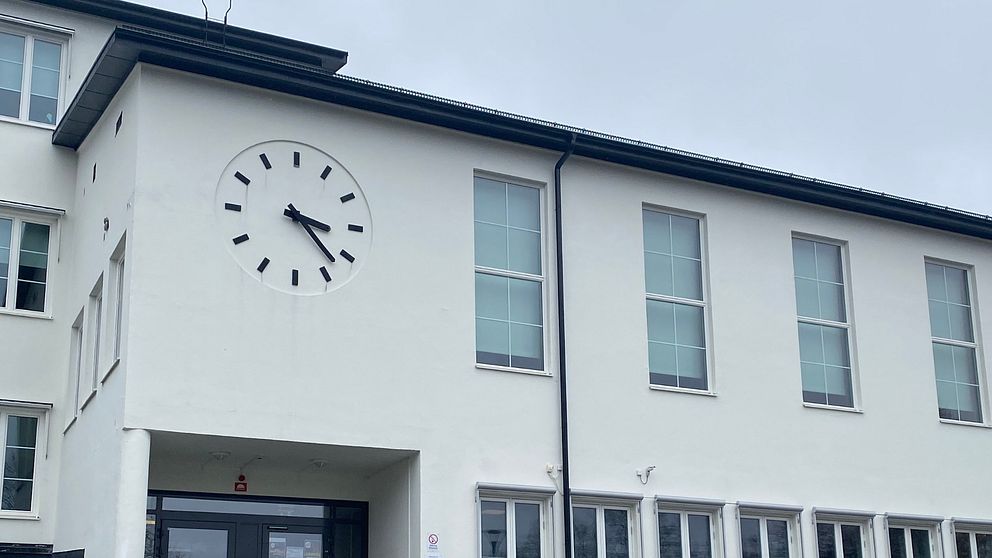 Skola med en stor klocka på husväggen