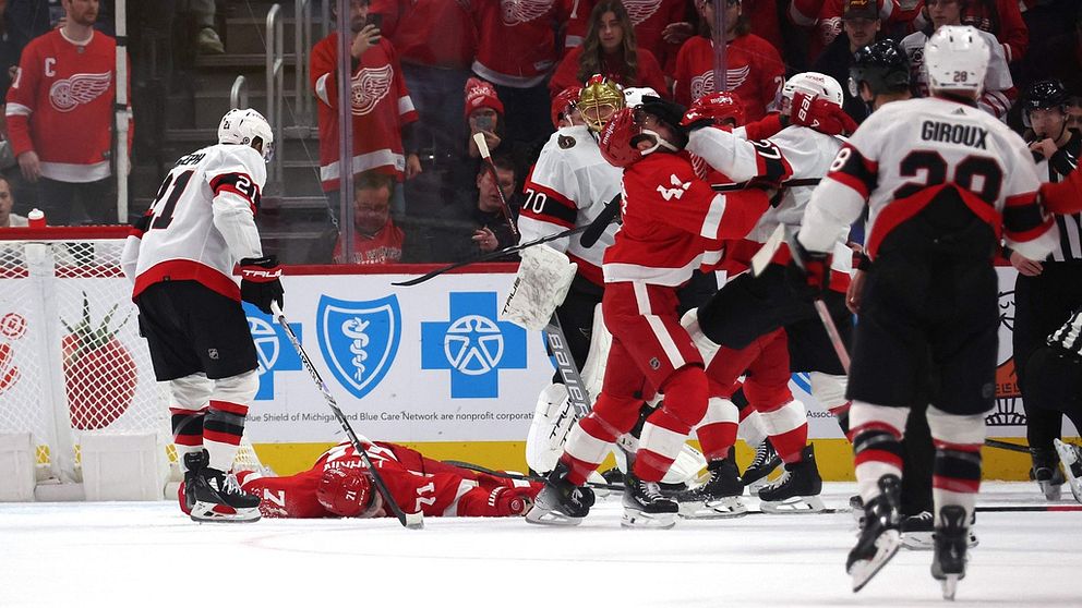 Dylan Larkin ligger utslagen på isen