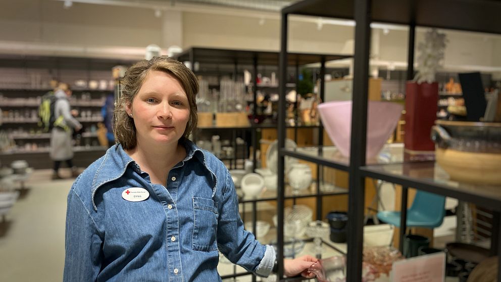 Emma Almestål står vid Röda korsets butik i Östersund.