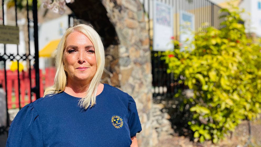 Josefin Karlsson, rektor på Svenska skolan på Gran Canaria står framför skolan.