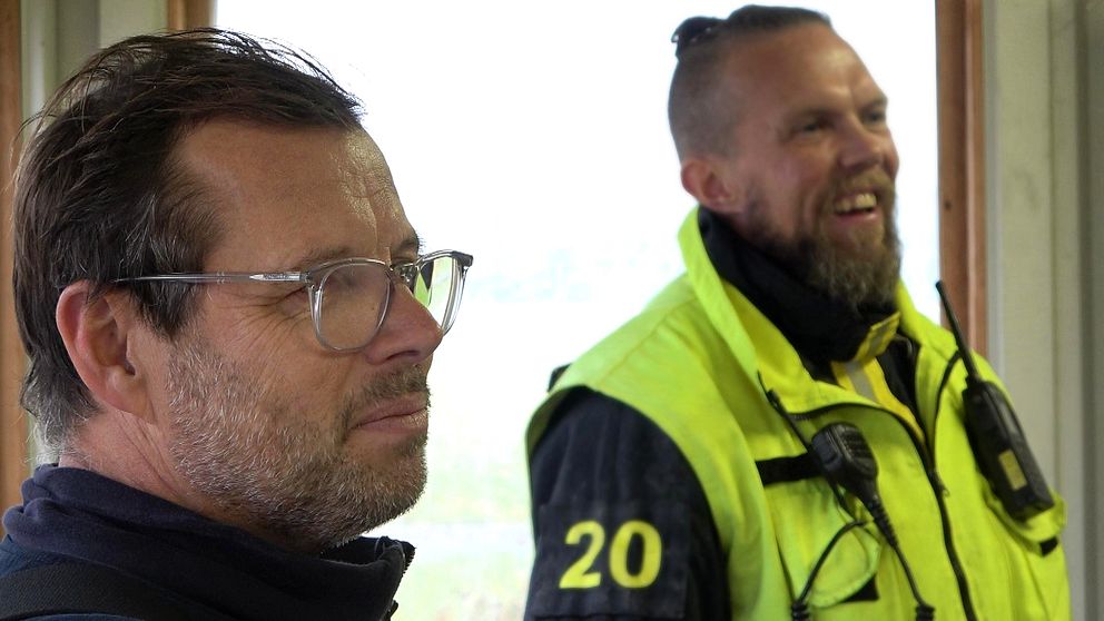 Micael Grass, huvudinstruktör, tillsammans med en man till som har gul övningsväst på sig.