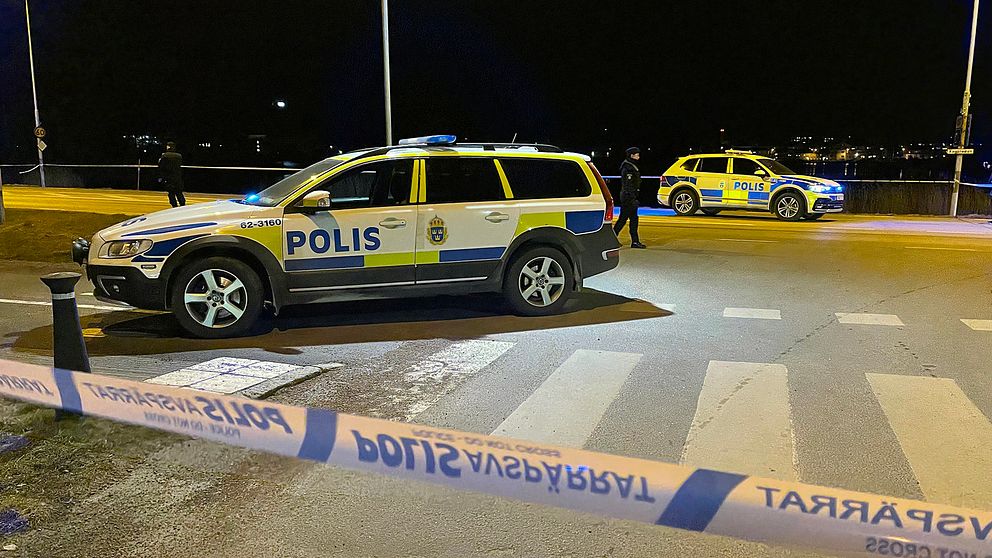 Två polisbilar står bakom en avspärrning vid en väg i Kalmar.