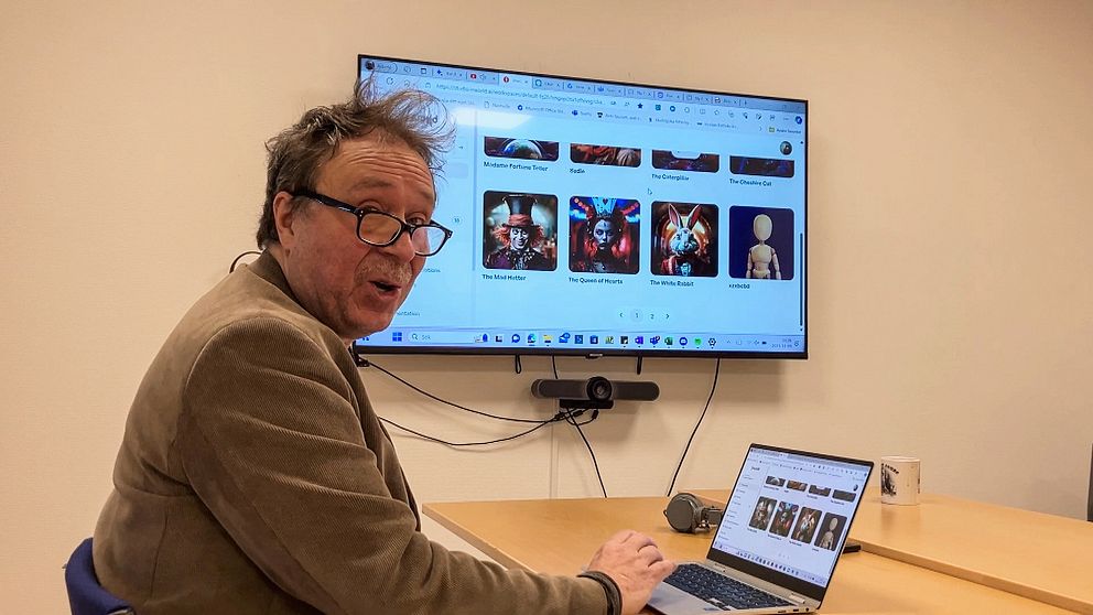 IT-pedagogen Conny Lindgren sitter framför en tv-skärm och visar AI-avatarer.