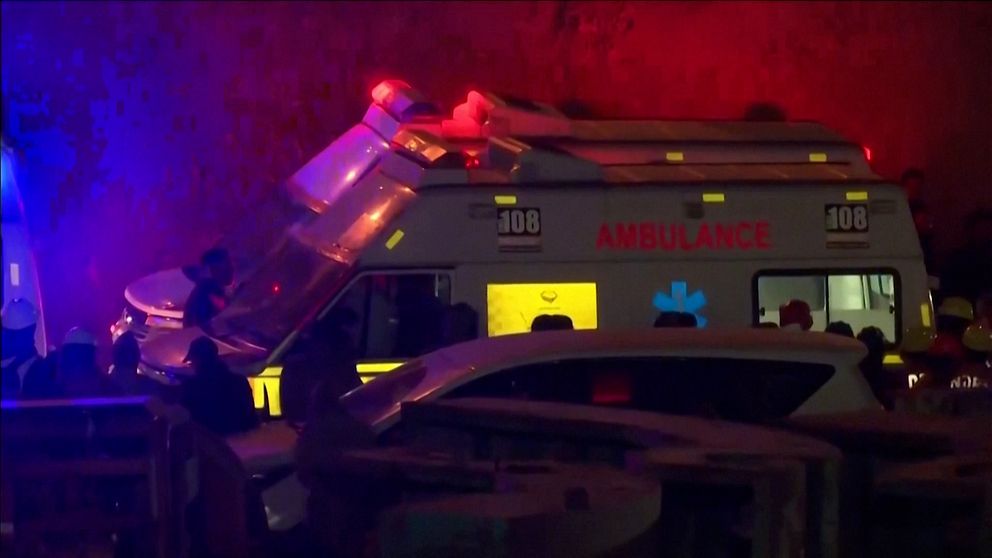 Ambulans fylld med indiska tunnelarbetare som under tisdagen räddades.