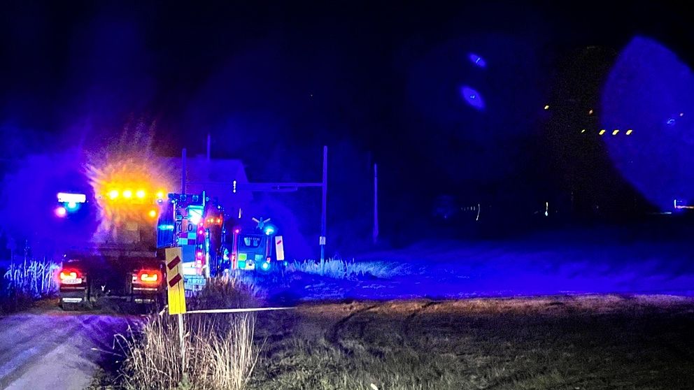 Blinkande blåljus från tågolycka med lastbil väster om Järpen.