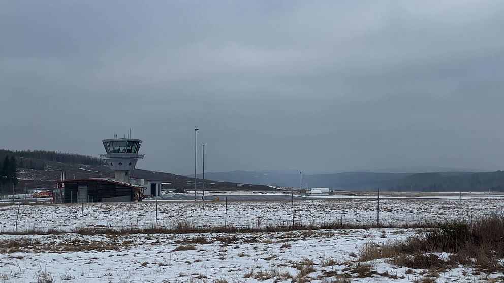Torsbys flygplats under en gråmulen himmel