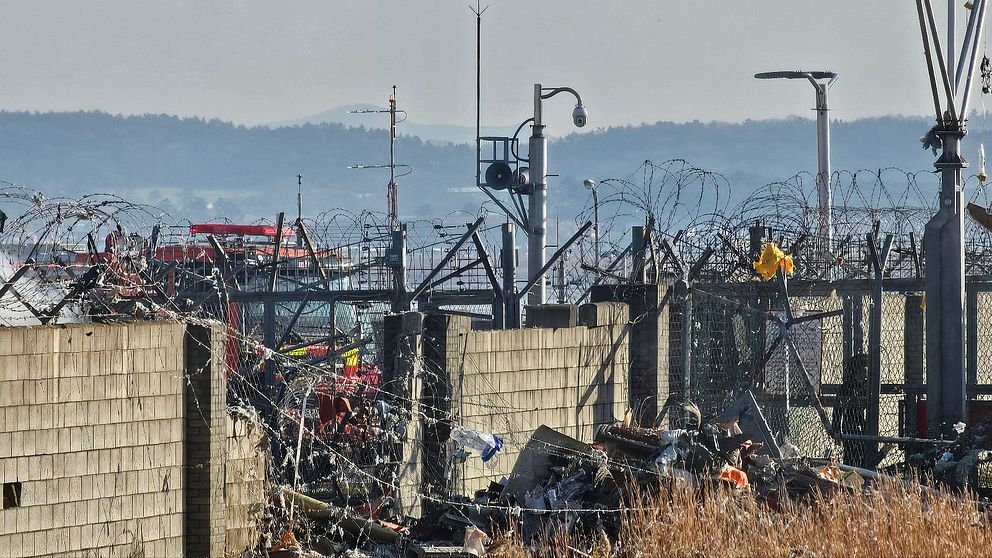 Ett räddningsteam arbetar med att släcka en brand på Muan International Airport i Muan, Sydkorea