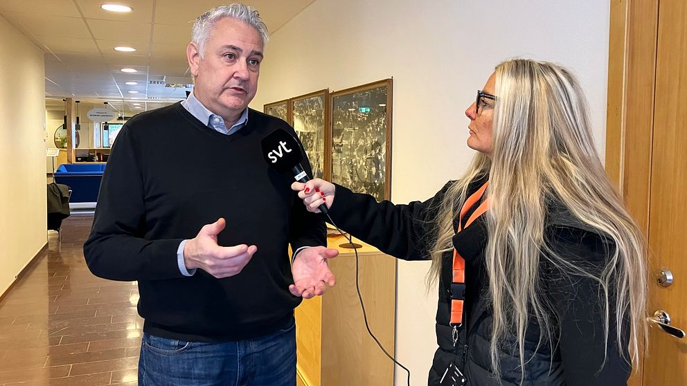 Älvsbyns socialchef Robert Cortinovis intervjuas av SVT:s reporter Erica Olofsson.