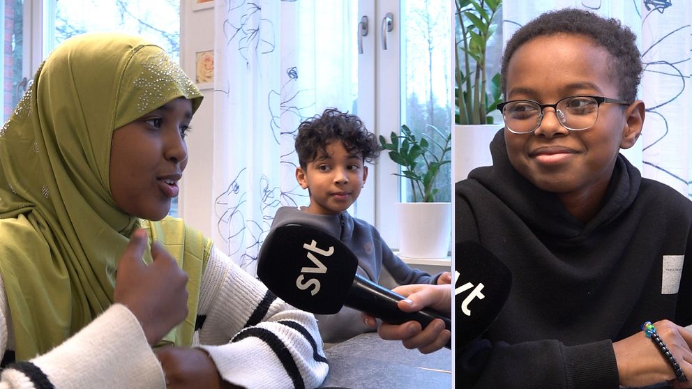 En delad bild som visar tre personer i en inomhusmiljö. Bilden visar tre elever i klass 5B på Brickebackens skola i Örebro som berättar något för en reporter.