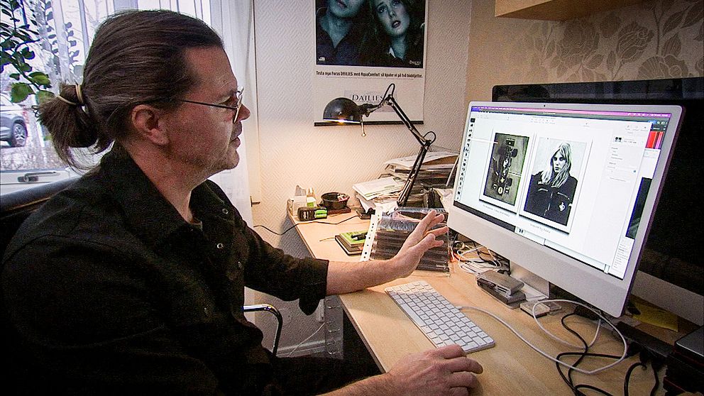 Hagforsbördige fotografen Per Olsson vid sin dator
