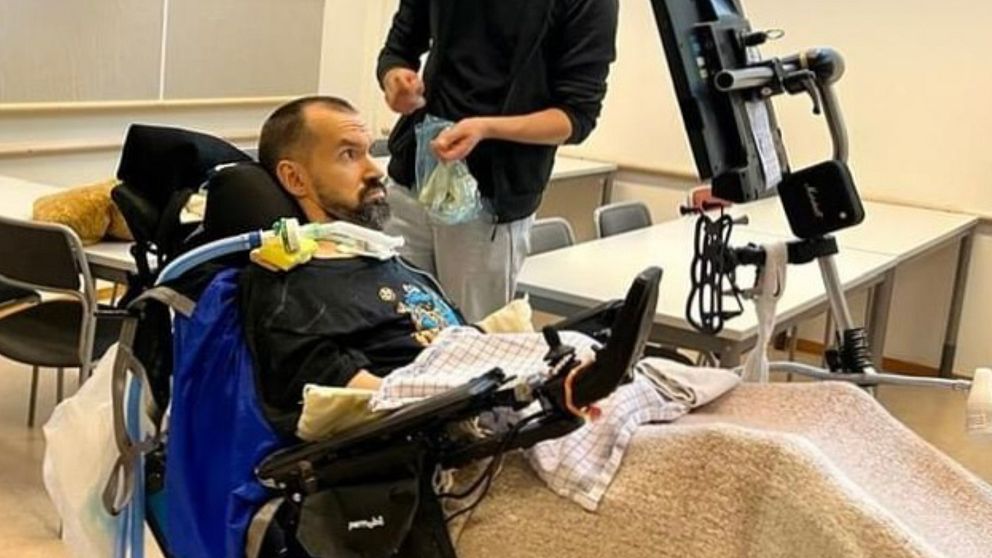 ALS-sjuka Danny Fransson sitter i sin rullstol framför sin datorn som han styr med ögonstyrning.