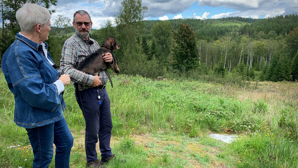 Fastighetsägaren Agneta Häll Markägaren Hans-Peter Dahlgren står vid ett område i Bengtsfors där företag vill leta metaller.