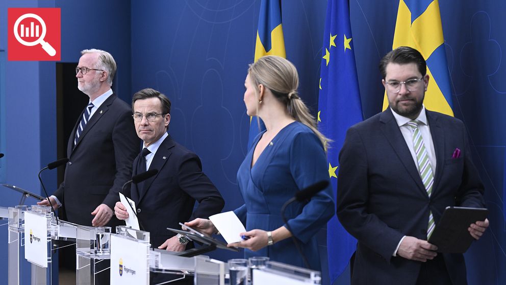 Politiker talar på presskonferens vid podier, svenska och EU-flaggor i bakgrunden.